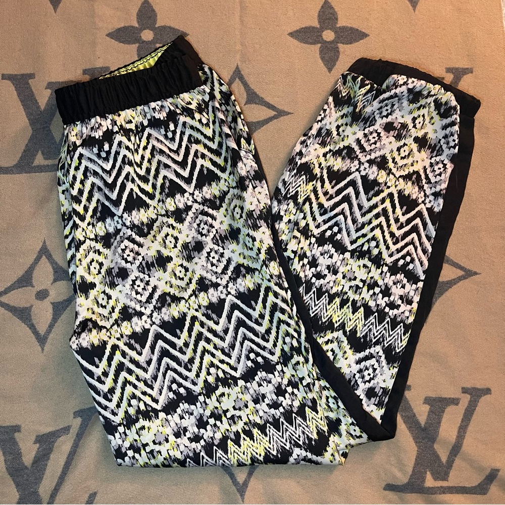 Vera Wang Black and Yellow Athletic Shorts with Bold Pattern